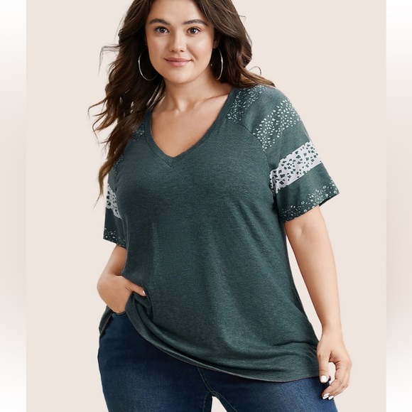 BloomChic Plus Size 2XL Ditsy Floral Colorblock Contrast Raglan Sleeve T-shirt - Picture 1 of 4